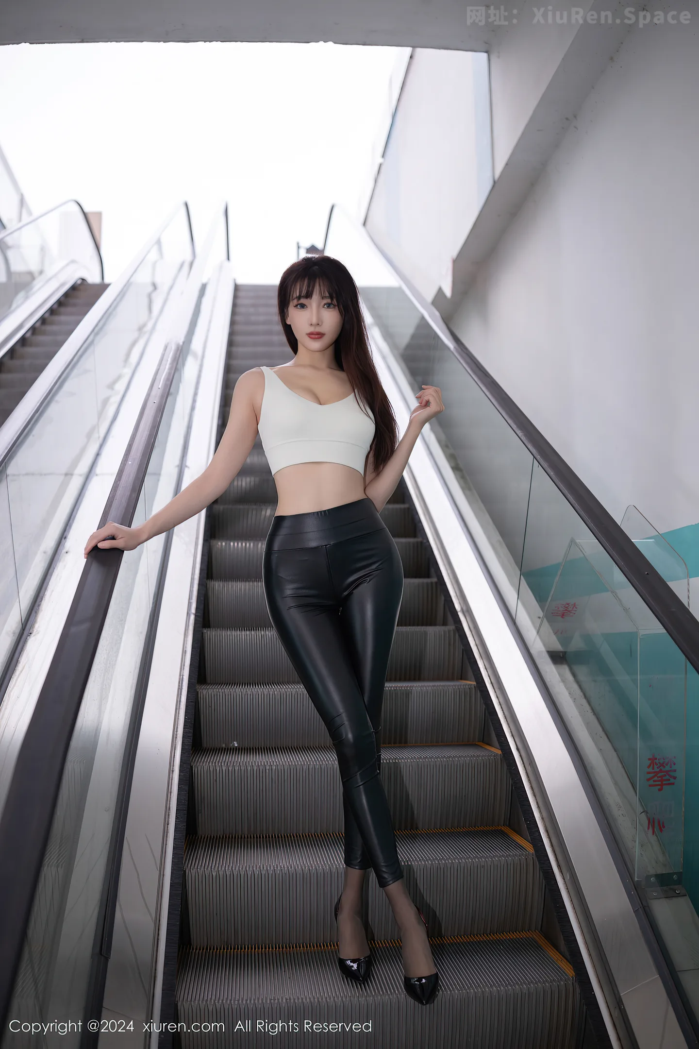 图片[2]-[XiuRen秀人网] VOL.9377 模特陆萱萱性感白上衣配黑皮长裤露超薄黑丝秀翘臀美腿诱惑写真81P-秀人网官方网站